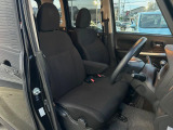 運転席まわりには十分なスペースがあり、大柄な方でもゆったり運転していただける環境です。