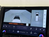 パノラミックビューモニターシステムが付いているので車の上から見た映像が確認できますよ。 一目で車両周辺の情報を確認できますが、直接安全をご確認下さい。