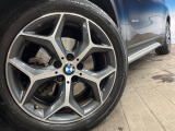 ●純正18インチアルミホイール:輸入車ならではの卓越した走りを支えるホイールと足回りです!日本車の走りに慣れている方にもぜひ体感して頂きたいほど、高いレベルでまとまっています!