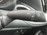 【オートライト(AUTO)】外の明るさをシステムが感知して、自動でヘッドライトが点灯します。ヘッドライトをつけ忘れを防ぐ便利機能です。