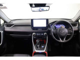 赤のアクセントカラーがスポーティな運転席廻りです。フラットなデザインで広々とした視界と開放感があります。お洒落なだけじゃなく、必要なものが使いやすい位置に配置され運転しやすいですよ。