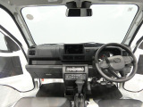 【インパネ】機能が凝縮された運転席周り。視界も広く、操作系もシンプルで扱いやすいため、初めての方でもすぐに馴染んでいただけるはずです。