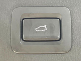 【パワーバックドア】スマートキーや運転席のボタンを押すだけでリアゲートが自動で開閉します!荷物を持っている時や、高い位置にあるバックドアを閉める際に便利な機能です♪