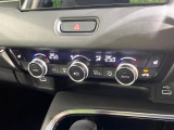 【左右独立型フルオートエアコン】運転席と助手席でそれぞれお好みの温度に設定可能。同乗者にも配慮した、快適な空調をお届け致します。