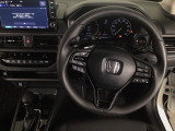 【ハンドル】運転にかかわる様々な操作を安全に行えるように視点移動が少なく操作性に配慮されたスイッチ類が凝縮されたコックピットです。