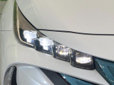 【LEDヘッドライト】悪天候や夜間走行時も良好な視界を確保し安心して運転できる高輝度LEDヘッドライトを装備!点灯速度が早く、消費電力も抑えられています。