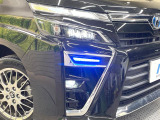 【LEDヘッドライト】悪天候や夜間走行時も良好な視界を確保し安心して運転できる高輝度LEDヘッドライトを装備!点灯速度が早く、消費電力も抑えられています。