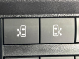 【ハンズフリー機能付き両側パワースライドドア】スライドドアの下に足先を入れてすぐ引くと、自動的にスライドドアが開閉します!荷物で両手がふさがった状態でも、ドアの開閉ができてとっても便利!