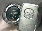 【スマートキー】カバンやポケットに入れたままでもドアの施錠・解錠が可能なスマートキーを装備。エンジンのオン・オフ時もカギを取り出す必要が無いからとっても便利です♪
