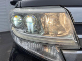 【LEDヘッドライト】悪天候や夜間走行時も良好な視界を確保し安心して運転できる高輝度LEDヘッドライトを装備!点灯速度が早く、消費電力も抑えられています。