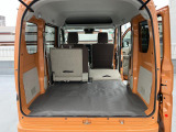 リヤシートも全車消毒済み。シートを倒すと箱形でフラットな床面でひろーい荷室。各種ケース、箱物がたっぷり積めます