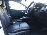 快適で豪華な全席レザーシート、運転席は電動シートとステアリングヒーターが装備され、前席にはヒートシータも備わります。