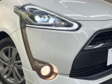 【LEDヘッドライト】悪天候や夜間走行時も良好な視界を確保し安心して運転できる高輝度LEDヘッドライトを装備!点灯速度が早く、消費電力も抑えられています。