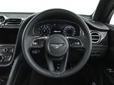 ステアリング周りにボタンを集約し、運転に集中できる構造となっております。