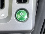 ECON モードをON にするとアクセルペダルの動きに対するエンジンの反応とエアコンの制御を切り換えることで、燃費のいい運転をするドライバーがペダルを踏んだ時と同じようにエンジンを制御します。