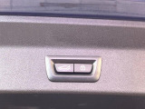 ●電動リアゲート:ワンタッチでリアゲートの開閉ができ、荷物などで両手が塞がっている状態でも簡単に開閉ができる便利機能です。
