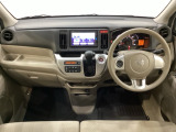 車内は光触媒抗菌消臭施工済です。インパネ周りはスタイリッシュなデザインです。グローブボックスやカップホルダーのほかにトレーなどたくさんの収納スペースが付いています。