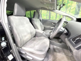 運転席まわりには十分なスペースがあり、大柄な方でもゆったり運転していただける環境です。