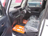 運転席・助手席の行き来もしやすく、駐車時に役立ちます!また、足元の開放感もいいですね。一度体感されるとクセになりますよ!