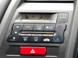 【オートエアコン】一度お好みの温度に設定すれば、車内の温度を検知し風量や温度を自動で調整。暑い&hellip;寒い&hellip;と何度もスイッチ操作をする必要はありません。快適な車内空間には必須の機能ですね♪