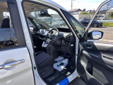 【運転席】座り心地が良いシートなので長時間の運転でも快適にお過ごしいただけます。新品のフロアマットのご注文も可能です。掲載箇所以外にご希望の写真がございましたらお気軽にお問い合わせ下さい。