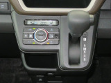 オートエアコンで暑い夏も寒い冬も快適な車内で運転出来ます。