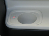 ホッとカップホルダーが運転席・助手席にあります。ホットドリンクをちょうど良い温度でキープしてくれる保温機能付で嬉しいです。