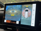 【パノラミックビューモニター】専用のカメラにより、上から見下ろしたような視点で360度クルマの周囲を確認することができます☆死角部分も確認しやすく、狭い場所での切り返しや駐車もスムーズに行えます。