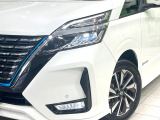 【LEDヘッドライト】悪天候や夜間走行時も良好な視界を確保し安心して運転できる高輝度LEDヘッドライトを装備!点灯速度が早く、消費電力も抑えられています。