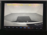 ギヤをR(バック)に入れるとナビ(社外品)の画面に後ろの映像が映るリアカメラ付です。後退時、コンディションが悪い視界でもカラーバックモニターがドライバーをサポートします。