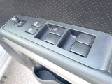 【電動格納ミラー】サイドミラーは電動格納式となっており、狭い駐車場でもキズがつくリスクを抑えられます。