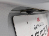 このお車はバックカメラが付いています。ナビをつければ連動できます。バックの操作が楽になります。