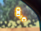 【ブラインドスポットインフォメーション】走行中、ドアミラーの死角になりやすい箇所に後続車が接近するとサイドミラー付近に警告を表示、ドライバーに注意喚起をしてくれます。