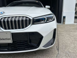 また、BMW正規認定中古車は、エマージェンシーサービスが自動付帯。24時間365日、皆様のカーライフをサポート致します。確かな安心のうえで、「駆けぬける歓び」をご堪能ください。