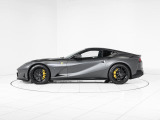 エクステリアは、艶消しの重厚な質感が陰影を際立たせる特注マットカラー「Grigio Silverstone Opaco」を纏います。