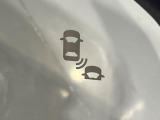 【ブラインドスポットインフォメーション】走行中、ドアミラーの死角になりやすい箇所に後続車が接近するとサイドミラー付近に警告を表示、ドライバーに注意喚起をしてくれます。