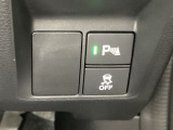 VSA装備車です。VSAはドライバーの操作と車の動きを見守っています。もし車の挙動が乱れたとき、4輪別々にブレーキをかけたり、エンジンパワーをしぼることによって車を安定させます。