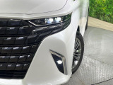 【LEDヘッドライト】悪天候や夜間走行時も良好な視界を確保し安心して運転できる高輝度LEDヘッドライトを装備!点灯速度が早く、消費電力も抑えられています。