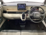 車内は光触媒抗菌消臭施工済です。インパネ周りはスタイリッシュなデザインで機能や装備も充実しています。グローブボックスやカップホルダーのほかにトレーなどたくさんの収納スペースが付いています。