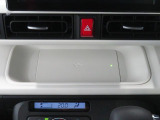 ワイヤレス充電機能 Qi がインパネセンタートレイにあり便利です。