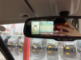 【全方位カメラ】自車を真上から見下ろす視点をモニターに映す機能。駐車や離合時の死角を無くして安全を支えます。トヨタ名のパノラミックビュー等、現代の商談では外せない必須の安全装備です。