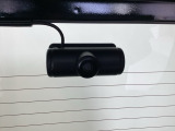後方にもドライブレコーダーのカメラが付いています。前後両方でお車の周りを監視・記録いたします。
