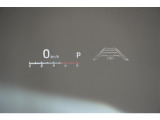 運転手の目の前のガラスにスピードメーター等を表示してくれるヘッドアップディスプレイ。視線の移動が少なくてすむので運転に集中できます。