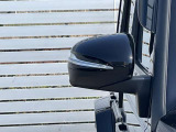 【LED内蔵ウィンカー】LEDとクロームの先進的なコントラストのミラーデザインに加え、後退時助手席側のミラーが自動で下方を向くリバースポジション機能も備えており実用性も兼ね備えています。