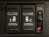 【両側パワースライドドア】両側がパワースライドドアになっており、運転席のスイッチやスマートキーでも開閉が可能です!開口部も広いので乗り降りも楽々♪