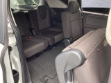 サードシートは跳ね上げタイプです!!荷物が多い時には簡単に荷室に変更して貰えます!!