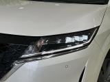 【LEDヘッドライト】悪天候や夜間走行時も良好な視界を確保し安心して運転できる高輝度LEDヘッドライトを装備!点灯速度が早く、消費電力も抑えられています。