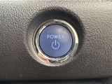 システムスタートボタンです。キーが車内にあれば、HVシステムの始動・停止はブレーキを踏んでスイッチを押すだけ!キーを取り出す手間を省き、ワンプッシュで簡単でスムーズです。