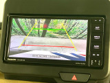 【バックカメラ】駐車時に後方がリアルタイム映像で確認できます。大型商業施設や立体駐車場での駐車時や、夜間のバック時に大活躍!運転スキルに関わらず、今や必須となった装備のひとつです!