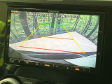 【バックカメラ】駐車時に後方がリアルタイム映像で確認できます。大型商業施設や立体駐車場での駐車時や、夜間のバック時に大活躍!運転スキルに関わらず、今や必須となった装備のひとつです!